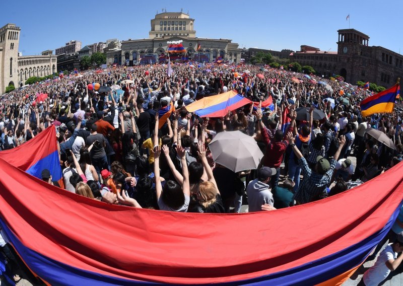 Prosvjednici u Armeniji blokirali ceste nakon poziva na građanski neposluh