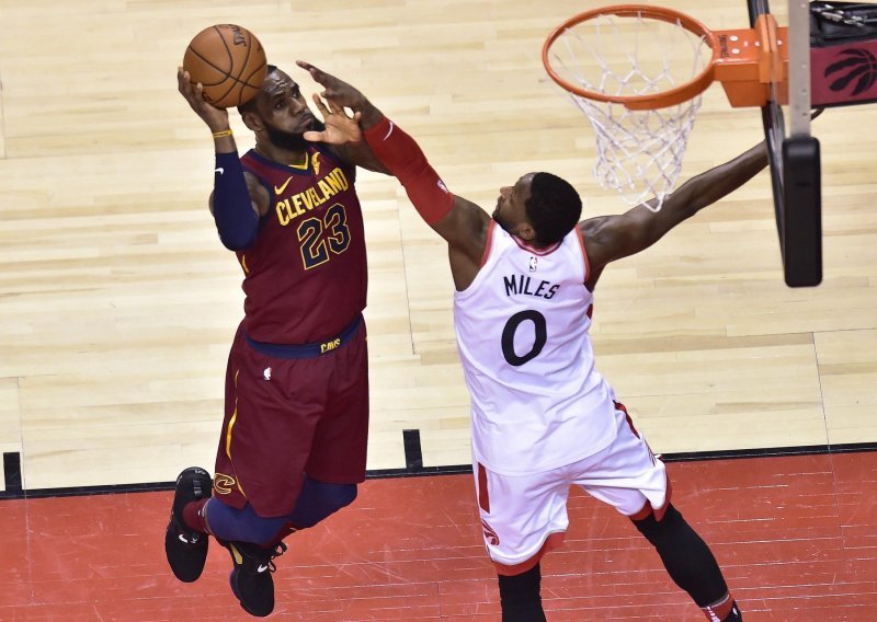Cleveland slavio nakon produžetka; LeBron ispisuje povijest, Curry se vratio sa stilom
