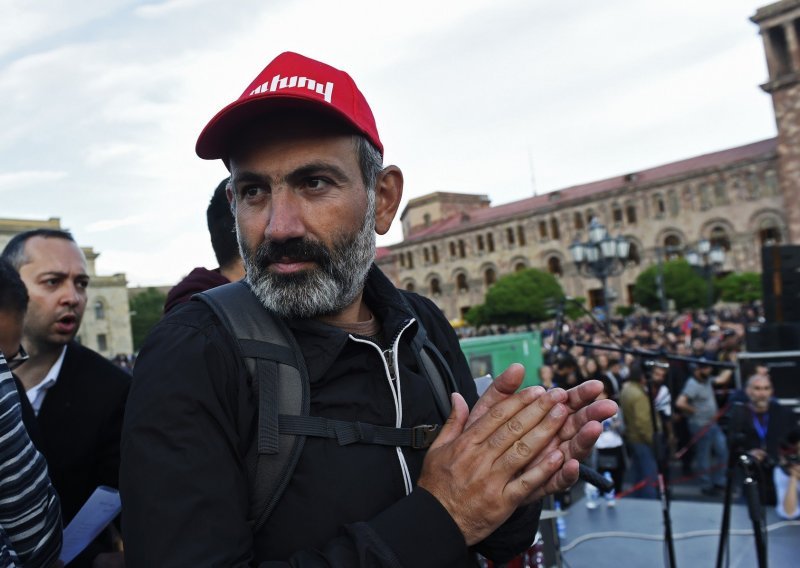 U Armeniji tisuće ljudi na ulicama u znak podrške premijeru