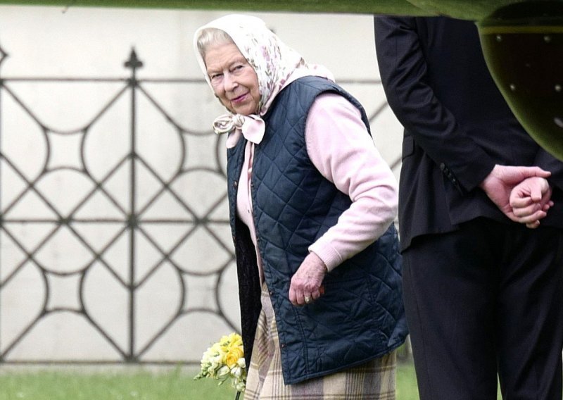 Najdraži modni dodatak kraljice Elizabete: Kultna marama na glavi koju voli više od svega