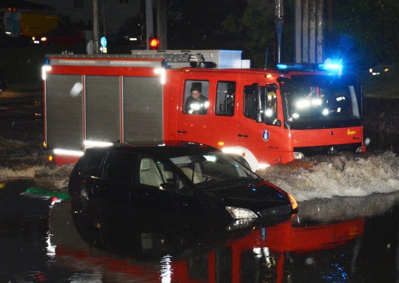 Nevrijeme sa kišom i tučom diljem Hrvatske, u Sisku poplavljene ceste i kuće