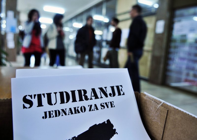 Šestero studenata predavanje slušalo u kafiću