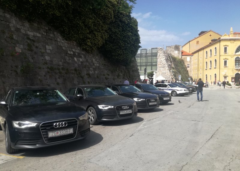 Vlada u Splitu: Zgrada HNK pod opsadom crnih limuzina