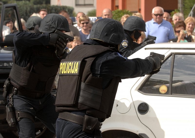 Pitali smo stručnjake kada i na koga policajci smiju potezati pištolj