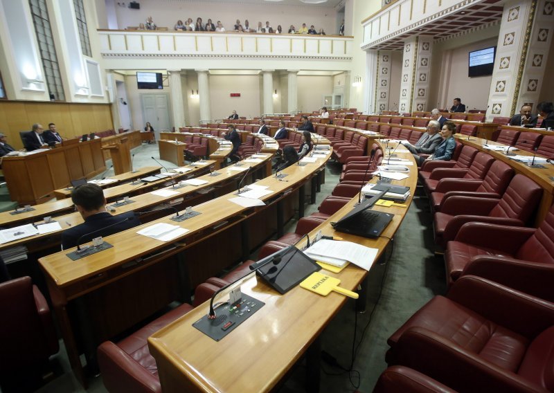 Zastupnici idu na dvotjedni odmor, nakon toga mjesec dana rade, pa isto toliko odmaraju