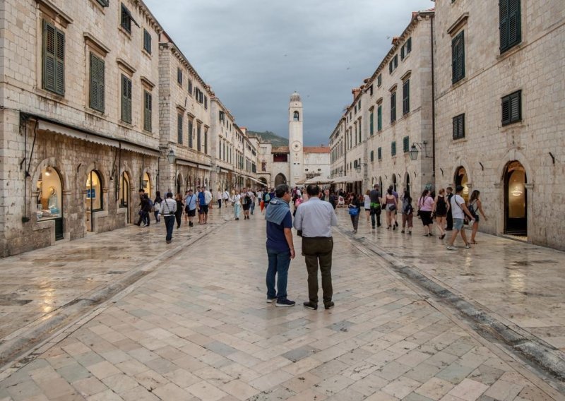 Rigorozne kazne za ugostitelje u Dubrovniku zbog smeća i usmenog reklamiranja