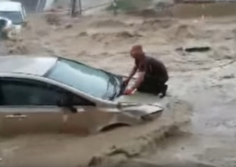 Pogledajte kako vodena bujica u Ankari odnosi automobile