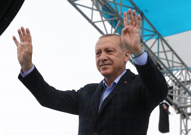 Zatvorena birališta u Turskoj, zasad u vodstvu Erdogan