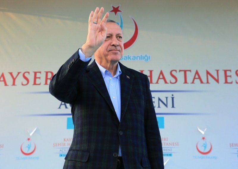 Pola milijuna Turaka Erdoganu na društvenim mrežama poručilo 'Dosta'