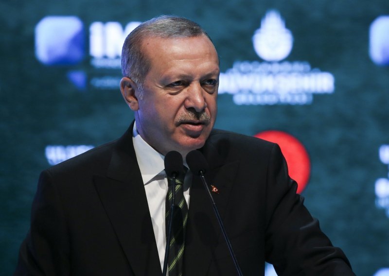 Počeli izbori u Turskoj, Erdogan unatoč poljuljanoj poziciji ponovno favorit