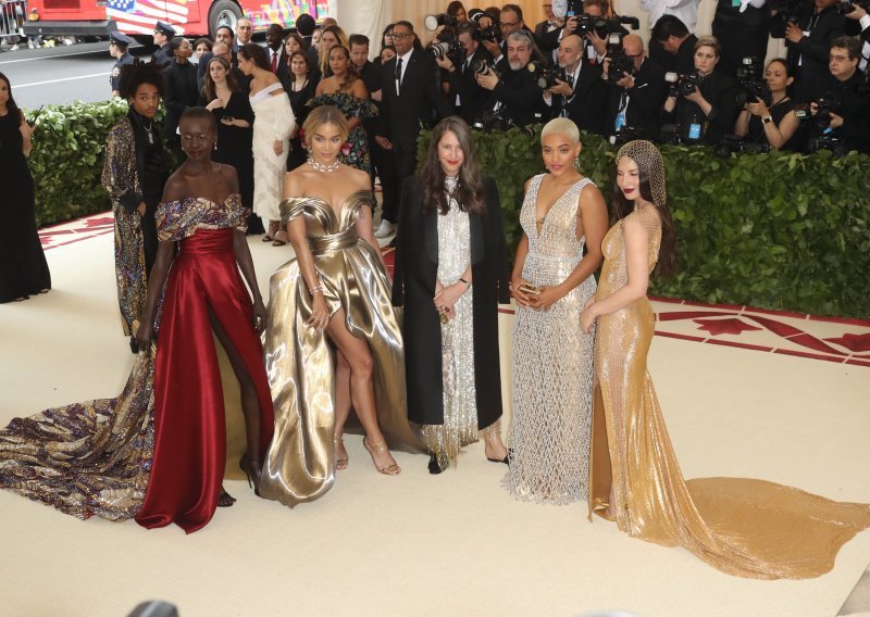 Slavne dame u kreacijama H&M-a zablistale na glamuroznoj modnoj zabavi