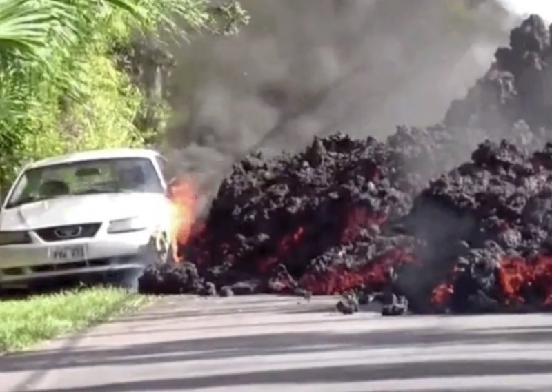 Što se dogodi kad užarena lava naleti na parkirani automobil?