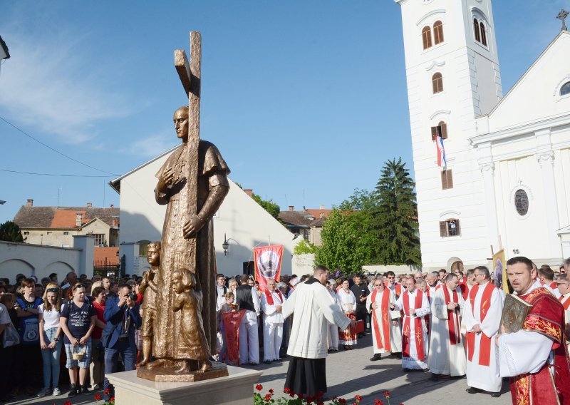 U Sisku otkriven spomenik Stepincu, mons. Batelja smatra kako za slično obilježje ima mjesta i u Beogradu