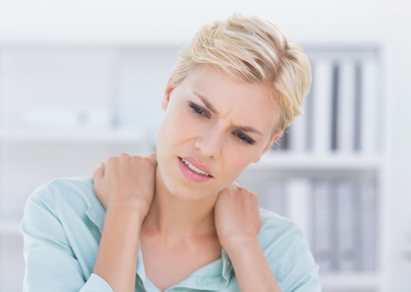 Trpite bol u gornjem dijelu leđa? Ovih pet uzroka lako je riješiti
