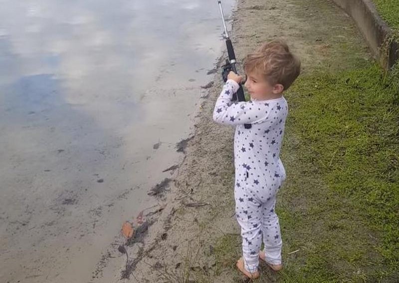 Ovaj tata misli da nikad nije prerano naučiti pecati