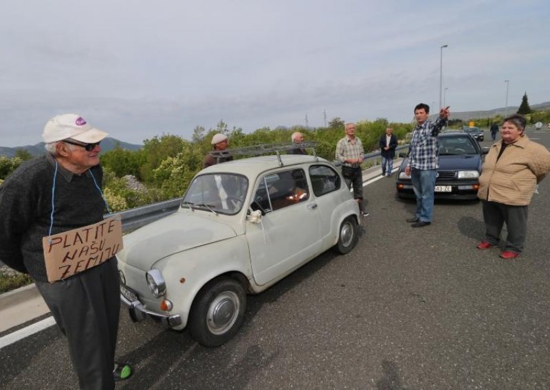 Blokirali A1: 'Platite narodu zemlju koju ste oteli'