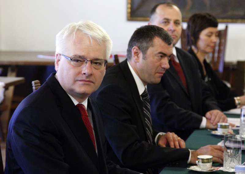 Josipović na Facebooku komentirao sjednicu VNS-a