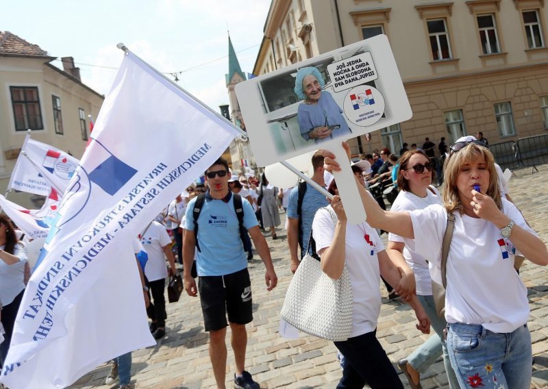 Medicinske sestre i tehničari svoj dan 'slavili' u prosvjednoj povorci