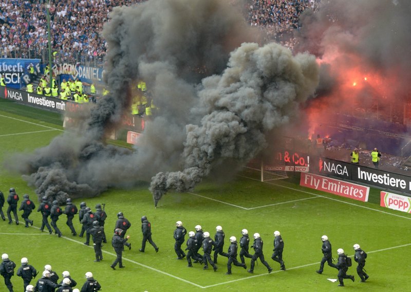 Drama u Hamburgu, HSV ispao iz lige, navijači iz protesta zapalili stadion