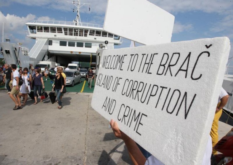 Radnici dočekuju turiste: Dobro došli na otok korupcije