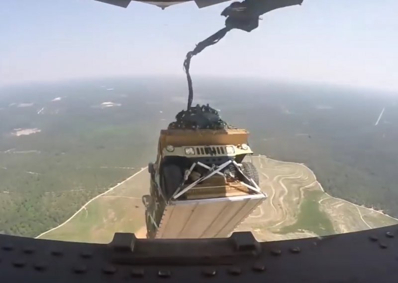 Vojnik namjerno prerezao remenje padobrana prije izbacivanja Humveeja iz aviona