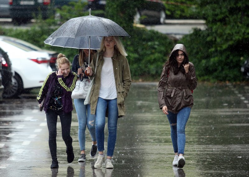 Danas povremeni kiša, pljuskovi i grmljavina, očekujte glavobolje i razdražljivost