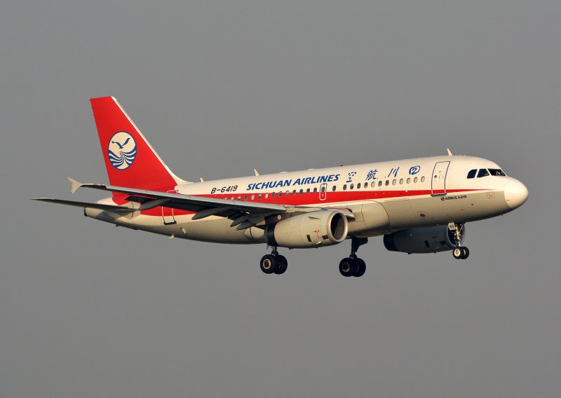 Kineski pilot uspio prizemljiti avion nakon puknuća vjetrobranskog stakla kabine iz koje je isisan kopilot