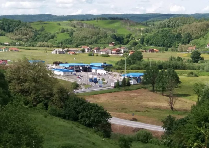 Drama na granici s BiH: Pedeset migranata sjedi na ničijoj zemlji, okružila ih policija, dignut i helikopter