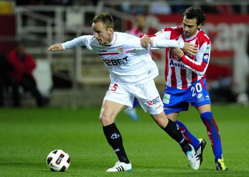 Rakitic scores lone goal in Sevilla win over Valencia