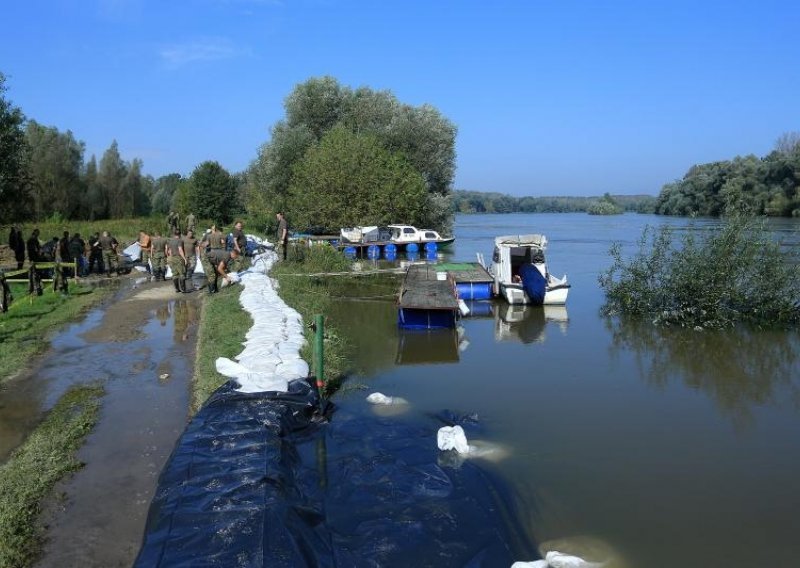 Voda ne prijeti Svetom Đurđu, brani se vikend-naselje Karašica