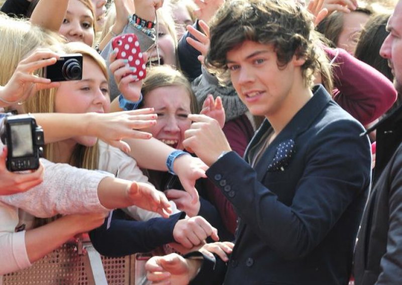 S koliko je to djevojaka tulumario Harry iz 1D-a?