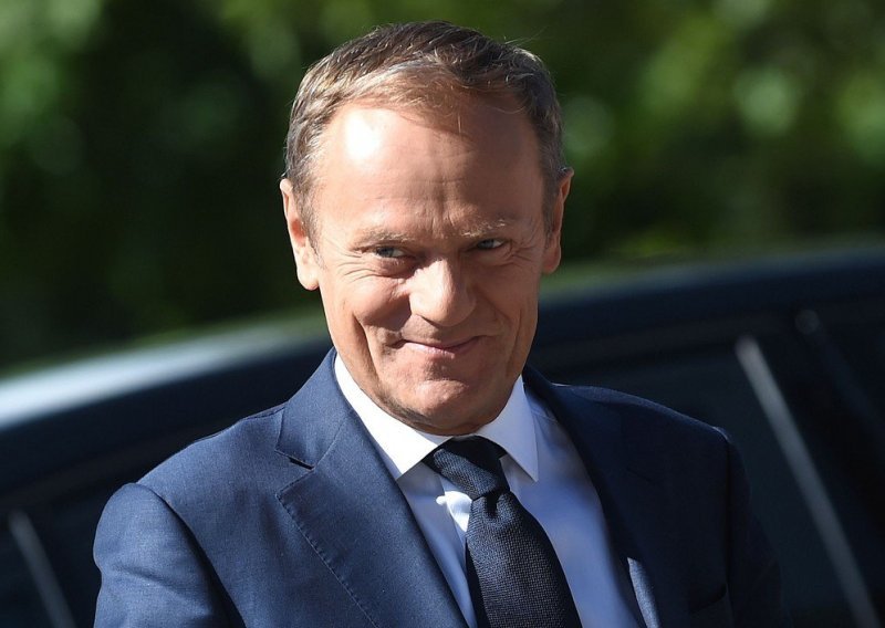 Tusk pozvao May da prione poslu