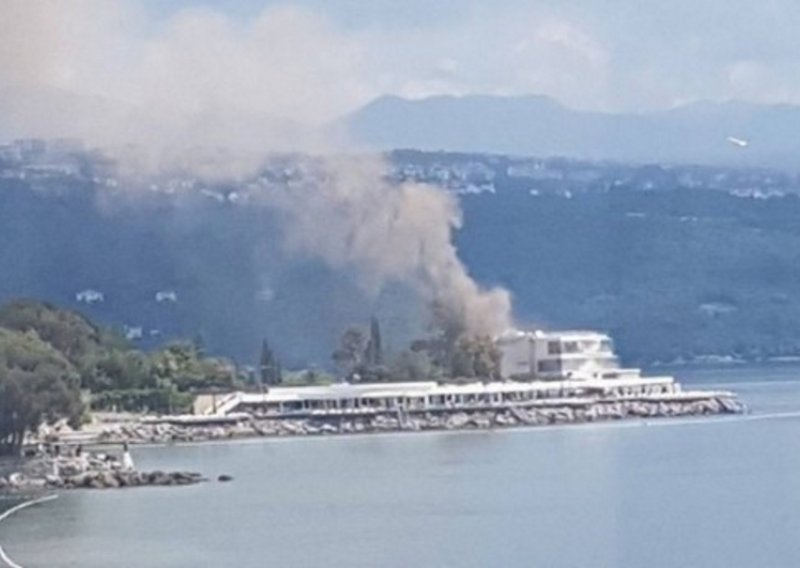 Gori poznati restoran u Opatiji, dim se vidi duž cijelog Kvarnera