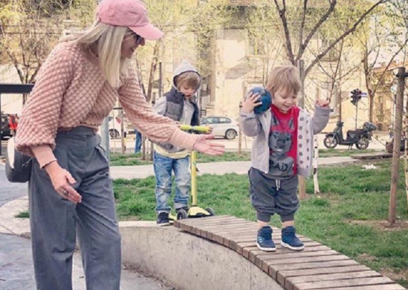 Sin Ide Prester postao zvijezda maminog Instagrama: Pogledajte kako 'tamani' pekmez iz staklenke