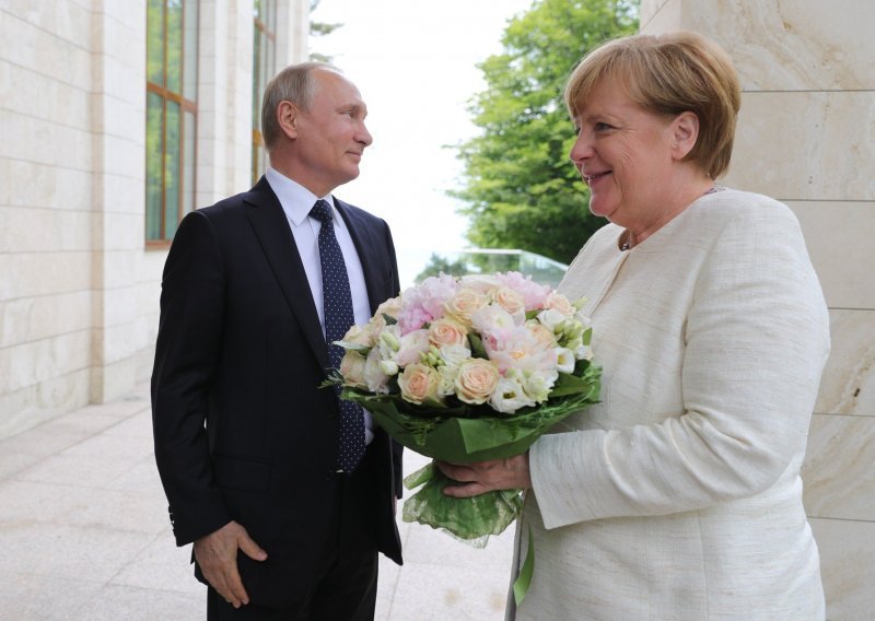 Merkel: EU protiv primanja Rusije u G7