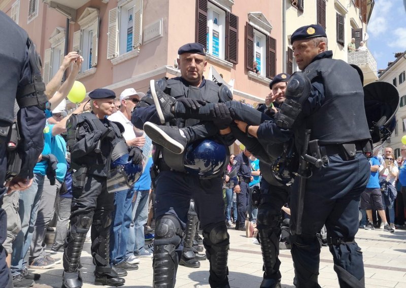 Tisuće građana u 'Hodu za život' u tri grada, policija privela aktivistice koje su blokirale povorku u Rijeci i Zagrebu