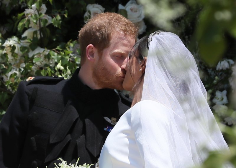 Zašto su se princ Harry i Meghan Markle poljubili tek na izlasku iz crkve