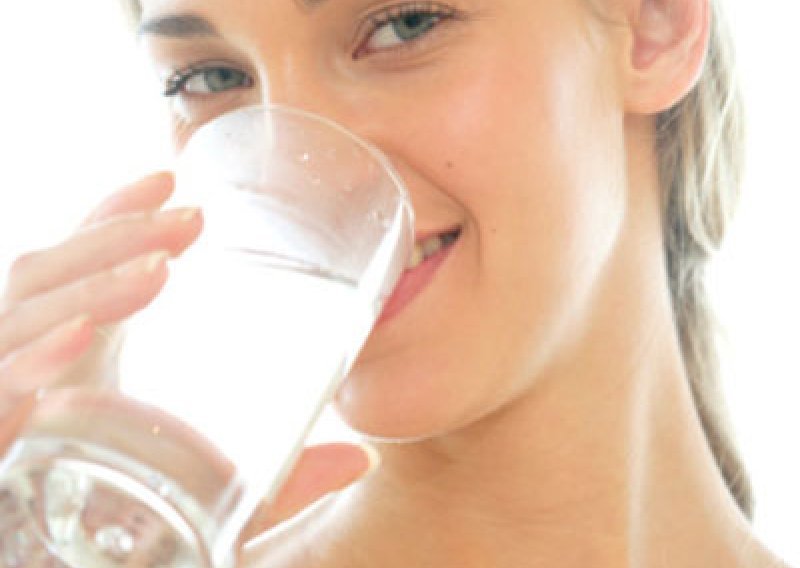 Je li stvarno potrebno piti osam čaša vode dnevno?