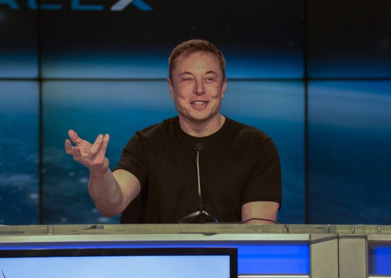 S Elonom Muskom nikad dosadno: Na Twitteru je obećao auto s raketama