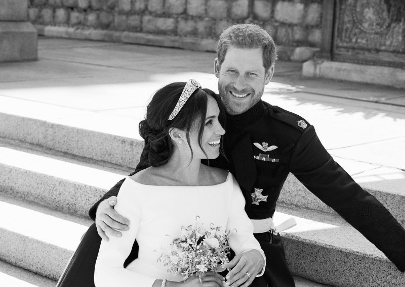 Službene fotografije kraljevskog para raznježile svijet: Meghan Markle prvi put dio obiteljskog portreta