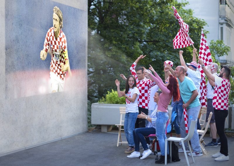 Hrvatski Telekom nudi mini smart projektor za praćenje Svjetskog prvenstva u nogometu