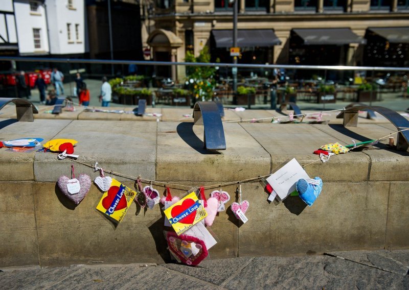 Britanija se prisjeća žrtava terorističkog napada u manchesterskoj Areni