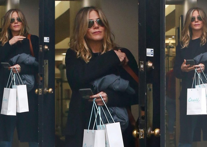 Jennifer Aniston ne izlazi iz omiljenih 'bakinih' cipela