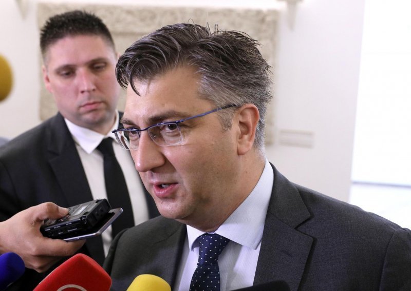 HDZ nastavlja gubiti potporu, Živi zid sustiže SDP, a građani ne vjeruju Vladi