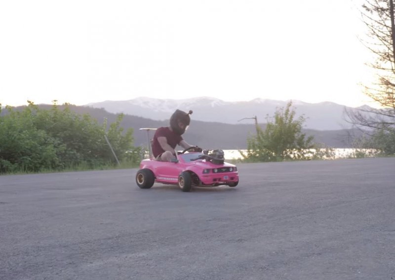 Kad majstori nabriju pilu za Barbike: Ovaj malecki ružičasti Mustang - leti!