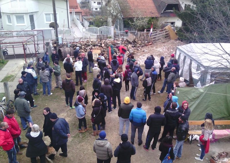 Bagerist odbio srušiti barikade, propala deložacija Cvjetkovića?