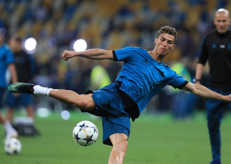 Nije moglo bez problema; Ronaldo razbio glavu kamermanu