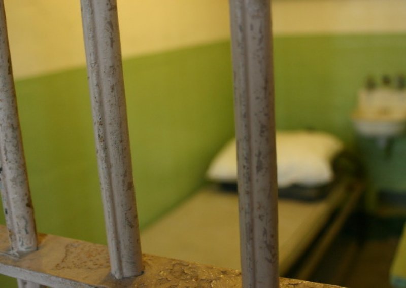 Zatvor tužilo 30 zatvorenika jer spavaju na podu
