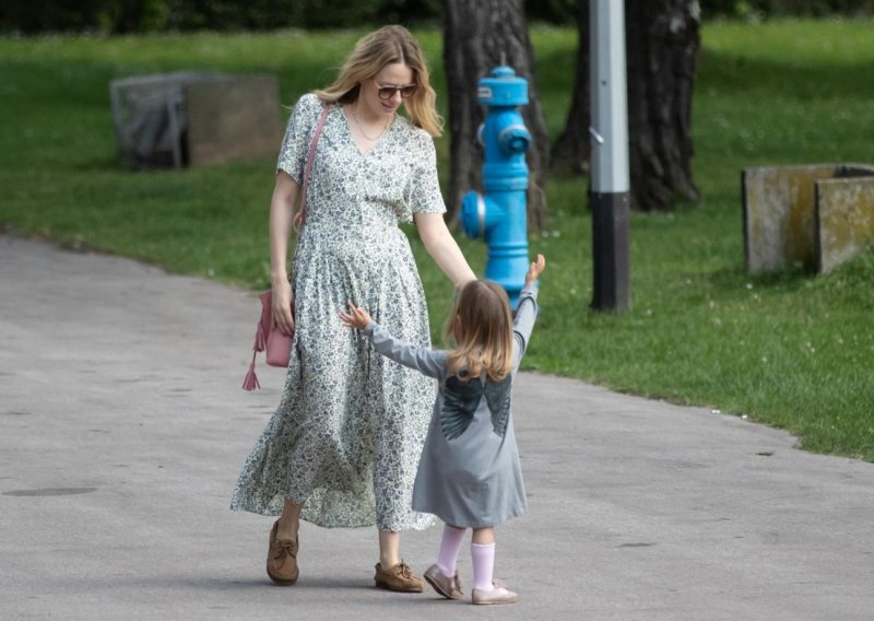 Jelena Veljača i mala Lena prošetale ispred Mimare