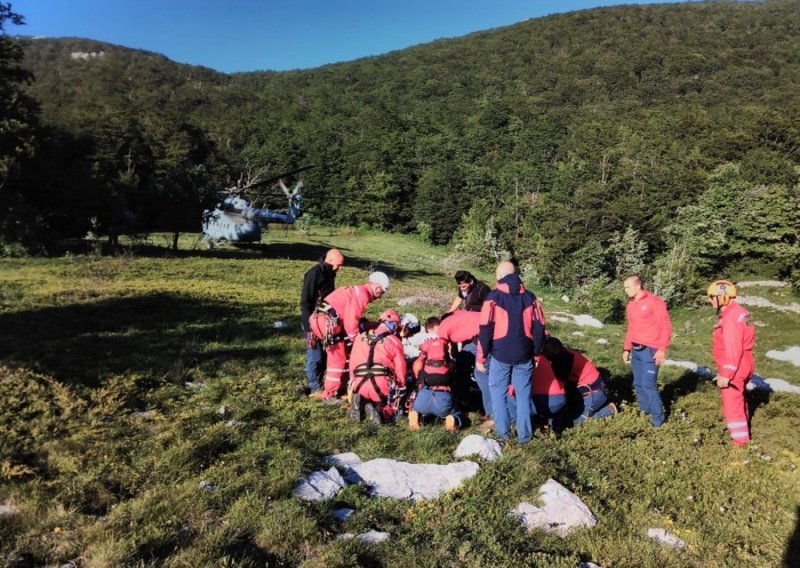 Spašavatelji HGSS-a više od dva sata čekali helikopter za izvlačenje teško ozlijeđene planinarke